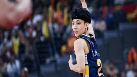 阿门全面爆发，11投7中揽15分10板5助1断1帽，关键战力压范乔丹登板席